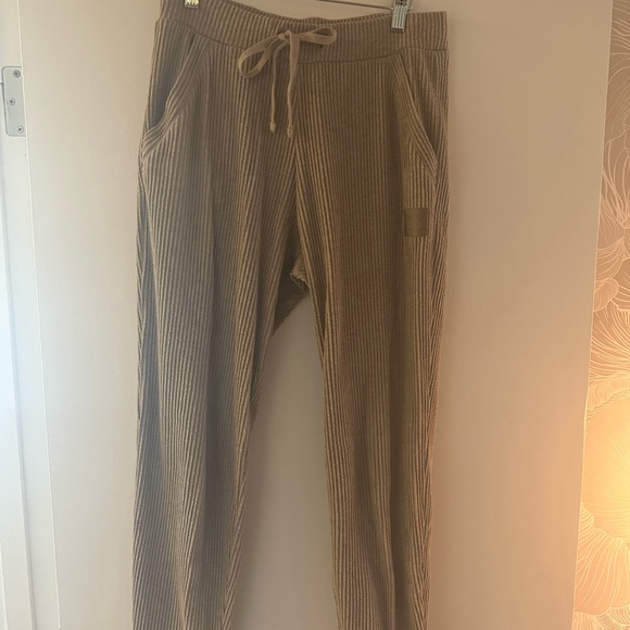 Alo Muse Sweatpant and Hoodie in Gravel Heather - Picture 6 of 8